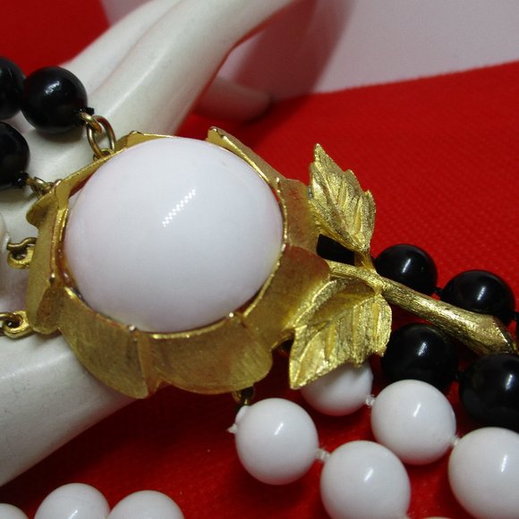 HUGE FLOWER CLASP Four Knotted Strand Lucite Black And White Beaded Necklace - Picture 3 of 12